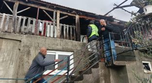 Benzinle soba yakmak isterken evi yaktı