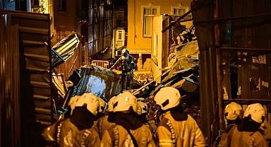 Beyoğlu'nda 4 katlı metruk bina çöktü