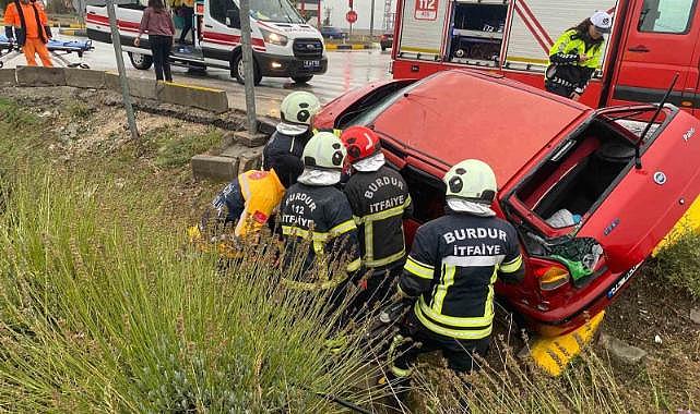 Burdur’da otobüs ile otomobil çarpıştı: 2 yaralı