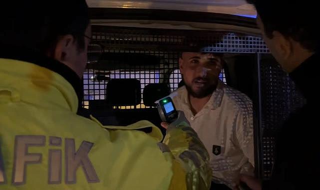 Bursa’da alkollü sürücü, polis uygulamasından kaçarken trafik lambasına çarptı
