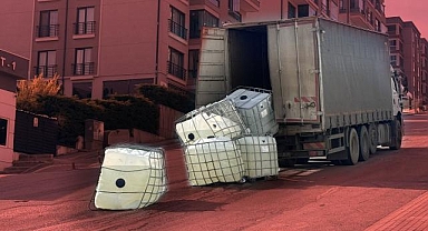 Bursa'da kamyondan düşen tanklardan sızan kimyasal madde nedeniyle cadde ulaşıma kapatıldı