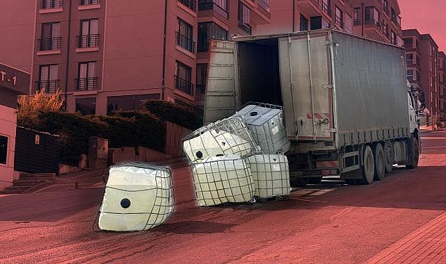 Bursa'da kamyondan düşen tanklardan sızan kimyasal madde nedeniyle cadde ulaşıma kapatıldı
