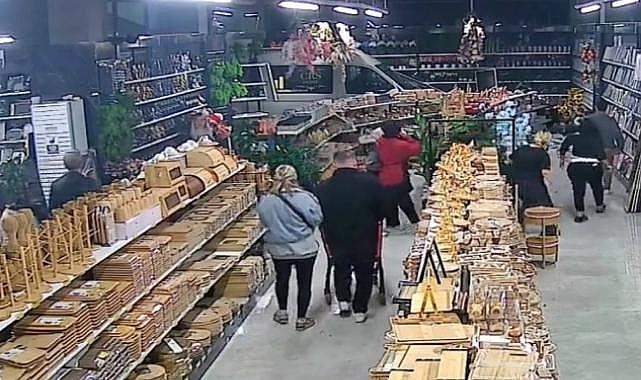 Bursa’da mağazaya servis aracı daldı