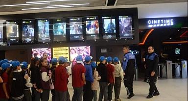 Bursa’da polis, 48 öğrenciyi sinemayla buluşturdu