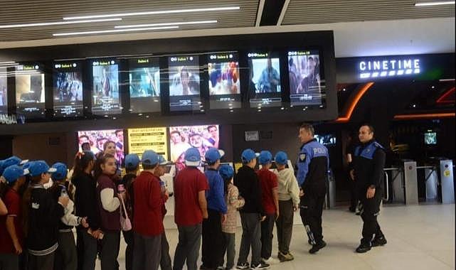 Bursa’da polis, 48 öğrenciyi sinemayla buluşturdu