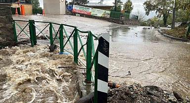 Bursa’da sağanak yağış dereleri taşırdı: Cumalıkızık’ta köprü sular altında kaldı