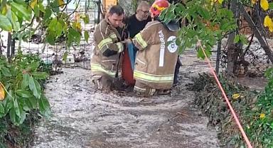 Bursa’da selde mahsur kalan aile itfaiye ve jandarma tarafından kurtarıldı