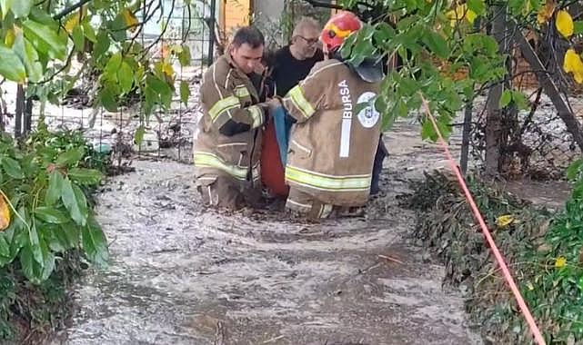 Bursa’da selde mahsur kalan aile itfaiye ve jandarma tarafından kurtarıldı