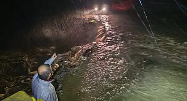Bursa'da taşan dere nedeniyle yol ulaşıma kapandı