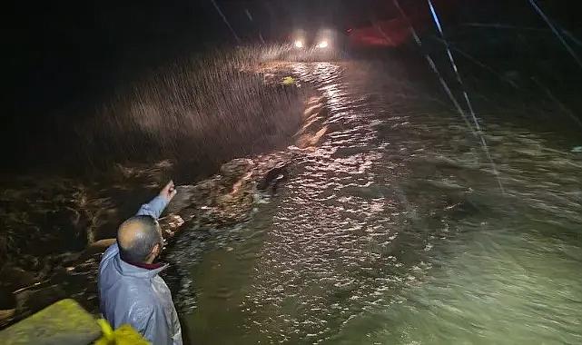 Bursa'da taşan dere nedeniyle yol ulaşıma kapandı
