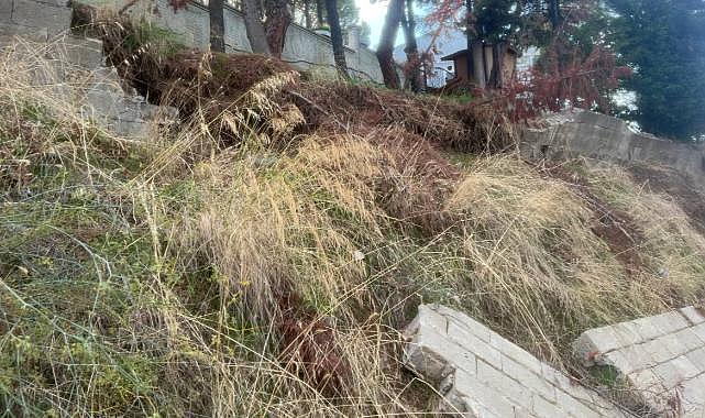 Bursa’da yağışlar istinat duvarını yıktı, duvar parçaları yola düştü
