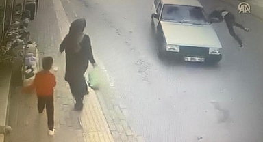 Bursa'da zikzak yaparak gelen otomobilin yayaya çarptığı anlar güvenlik kamerasında