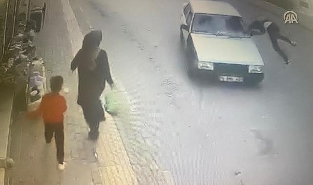 Bursa'da zikzak yaparak gelen otomobilin yayaya çarptığı anlar güvenlik kamerasında