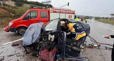 Bursa-Yalova kara yolunda kamyon ile otomobil çarpıştı: 2 yaralı