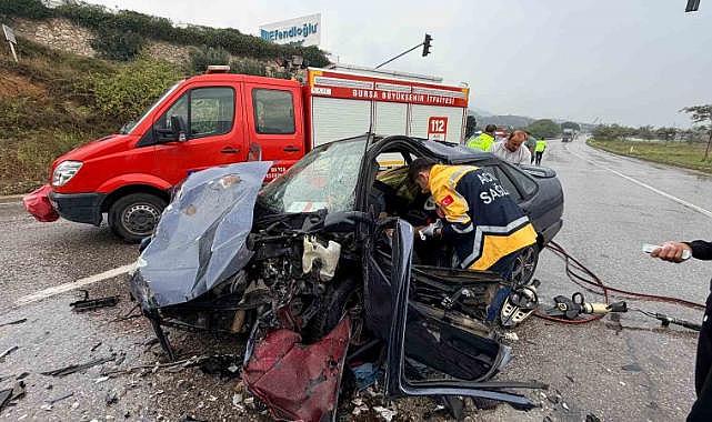 Bursa-Yalova kara yolunda kamyon ile otomobil çarpıştı: 2 yaralı