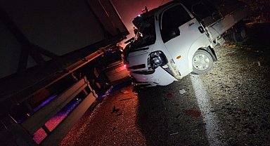 Bursa'da tır ile kamyonetin çarpışması sonucu 2 kişi yaralandı