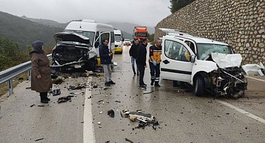Bursa'da yolcu minibüsüyle hafif ticari aracın çarpıştığı kazada 1 kişi öldü