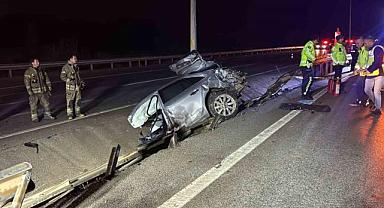 Çanakkale'de otomobil aydınlatma direğine çarptı: 2 ölü
