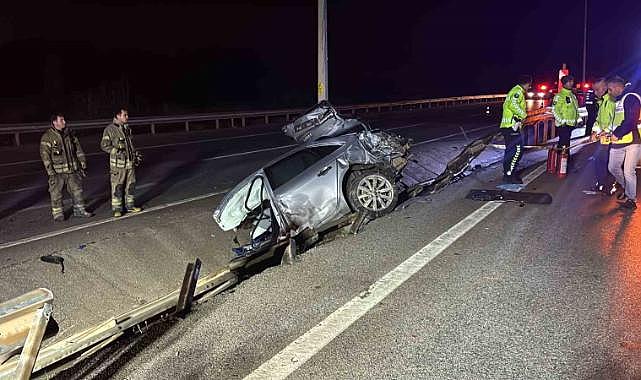 Çanakkale'de otomobil aydınlatma direğine çarptı: 2 ölü