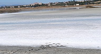 Enez'de kuruyan gölün tabanında tuz tabakası oluştu
