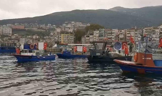Gemlikli balıkçılardan denizde Cumhuriyet turu