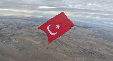 Gökyüzünde dev Türk bayrağıyla rekor
