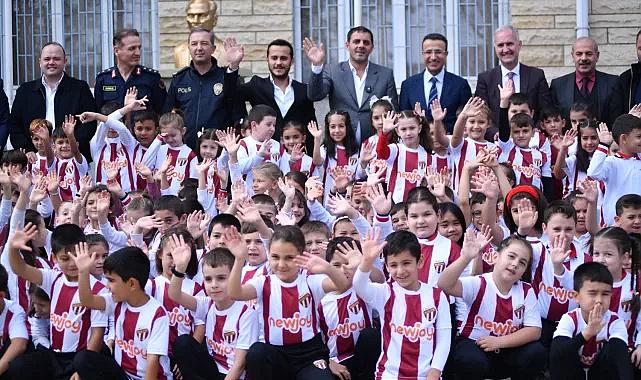 İnegöl'de 750 öğrenciye forma sevinci