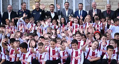İnegöl'de 750 öğrenciye forma sevinci