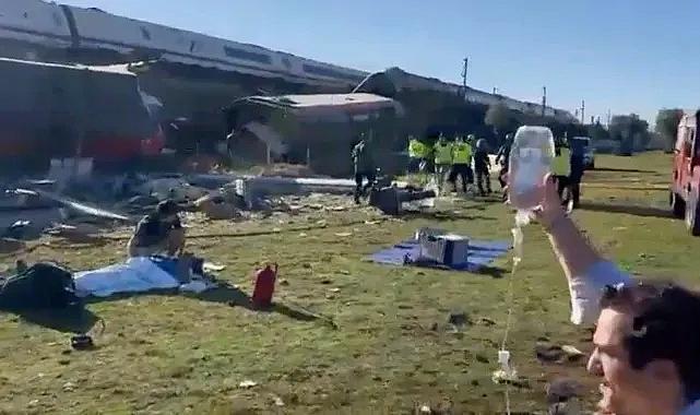 İspanya'daki hızlı tren kazasında en az 10 kişinin hayatını kaybettiği bildirildi