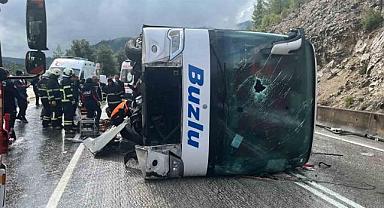 Isparta-Antalya kara yolunda yolcu otobüsü devrildi: 1 ölü, 7 yaralı
