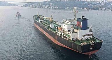 İstanbul Boğazı trafiğe kapatıldı: Dron saldırısına uğrayan AK ANA tankerinin geçişi havadan görüntülendi