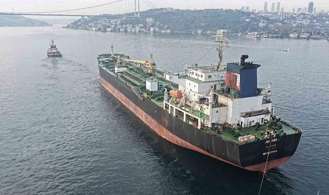 İstanbul Boğazı trafiğe kapatıldı: Dron saldırısına uğrayan AK ANA tankerinin geçişi havadan görüntülendi