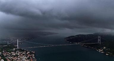 İstanbul’da hava karardı yağmur bulutlarının girişi böyle görüntülendi