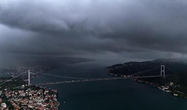 İstanbul’da hava karardı yağmur bulutlarının girişi böyle görüntülendi