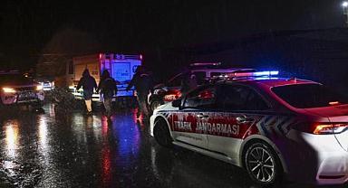 İstanbul'da sağanak: Suya kapılan araçtaki 2 kişi kayıp