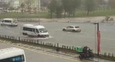 İstanbul'da sağanak: Yollar göle döndü, trafik durma noktasına geldi