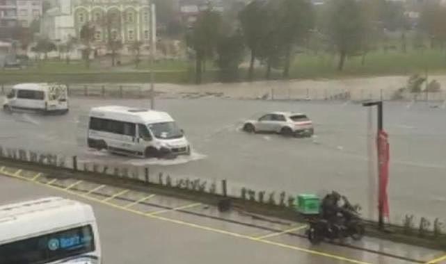 İstanbul'da sağanak: Yollar göle döndü, trafik durma noktasına geldi