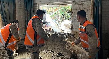 İstanbul’daki sel sonrası jandarma ekipleri 8 ev, 17 depo ve su kanalını temizledi