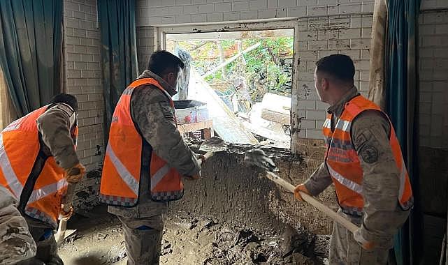 İstanbul’daki sel sonrası jandarma ekipleri 8 ev, 17 depo ve su kanalını temizledi