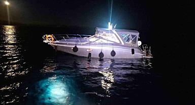 Kayalıklara çarpan teknedeki iki kişiyi Sahil Güvenlik ekipleri kurtardı