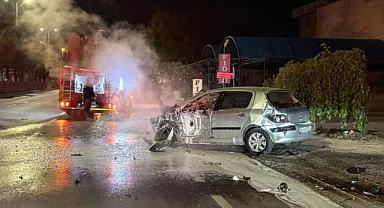 Kayseri’de park halindeki 3 araca çarpan otomobil, alev aldı: 2 yaralı