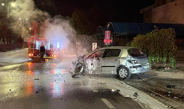 Kayseri’de park halindeki 3 araca çarpan otomobil, alev aldı: 2 yaralı