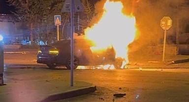Kayseri’de park halindeki otomobile ve ağaca çarpan otomobil alev aldı: 1’i ağır, 2 yaralı