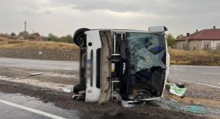 Kırıkkale'de işçileri taşıyan midibüs devrildi: 15 yaralı