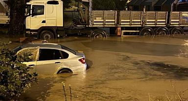 Kocaeli'de sağanak: Caddeler ve sokaklar göle döndü