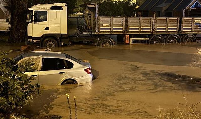 Kocaeli'de sağanak: Caddeler ve sokaklar göle döndü