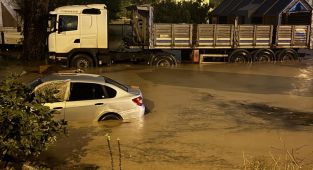 Kocaeli'de sağanak: Caddeler ve sokaklar göle döndü