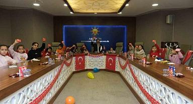 Osmangazi’de çocuklar şehit aileleri için bayrak boyadı