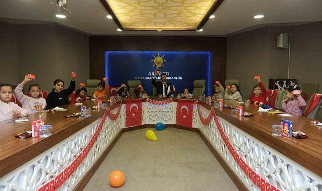 Osmangazi’de çocuklar şehit aileleri için bayrak boyadı