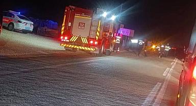 Otobüsten inip yolun karşısına geçmeye çalışan aileye panelvan çarptı: 2 ölü, 2 yaralı